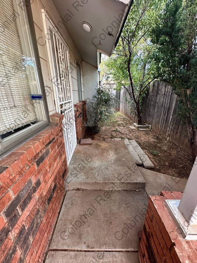 Building Photo - 801 N Walnut St