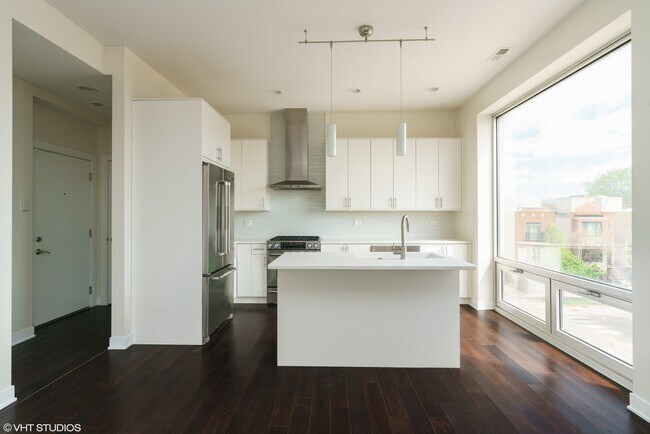 Building Photo - 514 N Damen Ave.