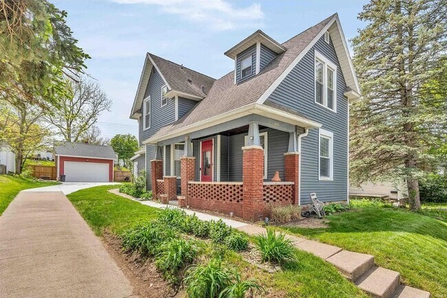 Casa con garaje, el garaje tiene conexión para coche eléctrico. - 1941 Echo St