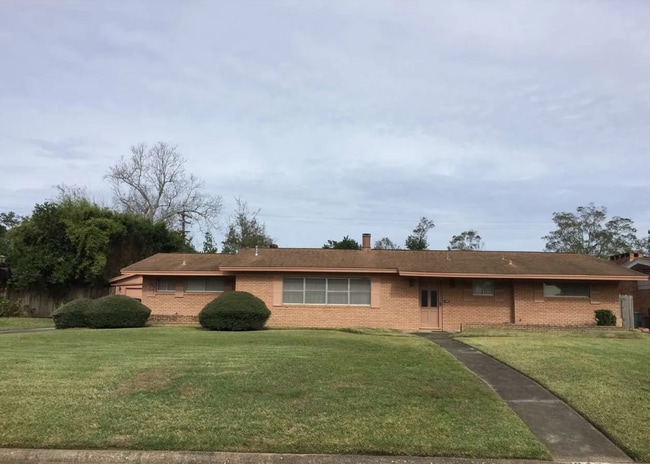 Building Photo - 3490 Crestwood Dr