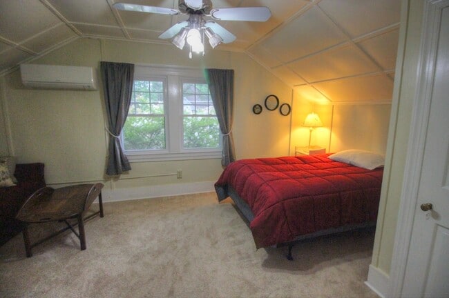 Building Photo - Fully Furnished 1 Bedroom/ 1 Bath near Dow...
