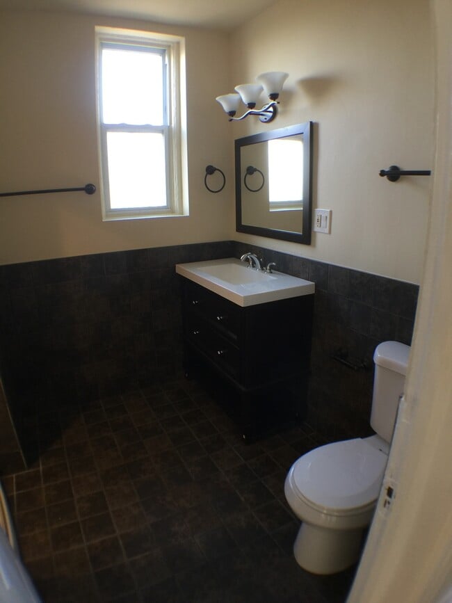 Photo - DePaul University 4 - Bedroom 2-Bath Apartment