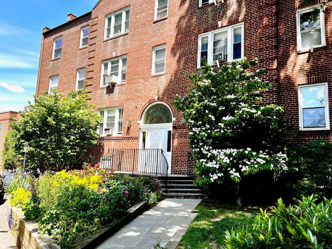 Primary Photo - 70 Strawberry Hill Ave