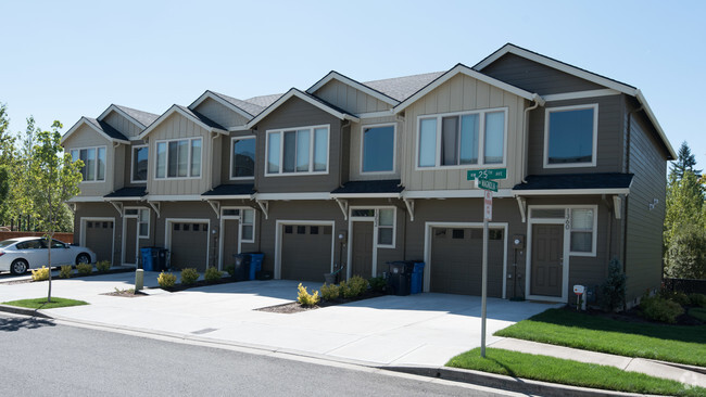 Foto del edificio - Logan Place Village Townhomes