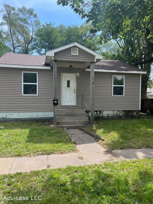 114 Pine St, Halstead, KS 67056 House Rental in Halstead, KS