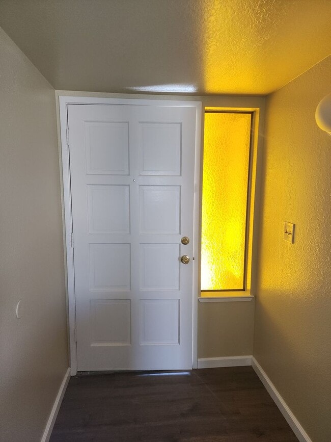 Building Photo - 3 Bedroom 2 Bathroom with Garage and Washe...