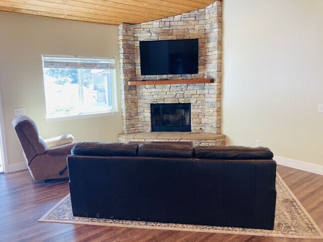 Foto del edificio - Desirable Ranch Style Home - All Main Level Living Space plus Two Car Garage