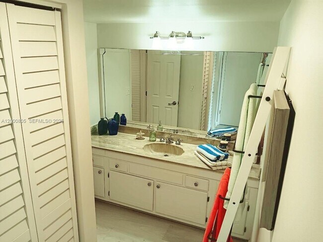 Foto del edificio - 9900 S Ocean Dr