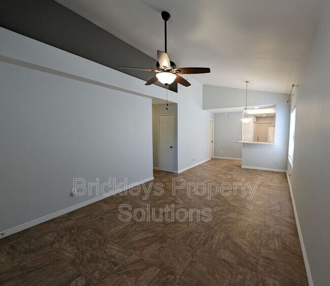 Building Photo - 2955 N Oregon St
