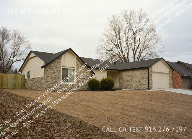 Building Photo - 712 W Vicksburg St