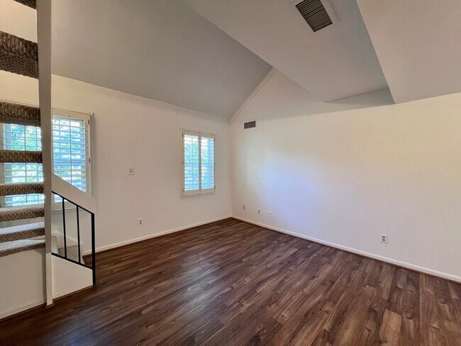 Building Photo - 1307 E Abingdon Dr