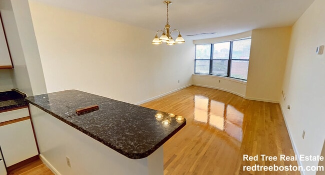 Building Photo - 100 Queensberry St