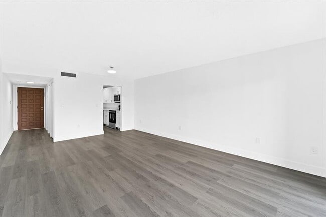 Foto del edificio - 650 NE 149th St