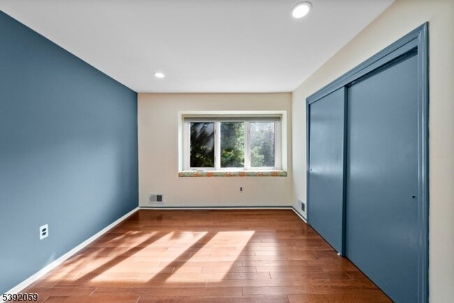 Building Photo - 148 Riverbend Dr