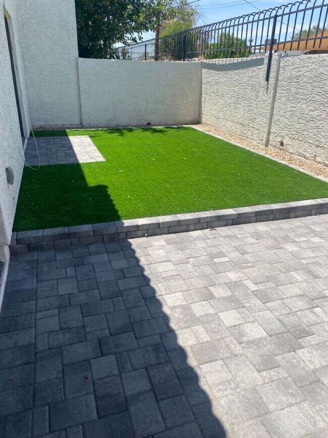 Foto del edificio - Fully Remodeled! 2 bed 2 bath Town-home in...