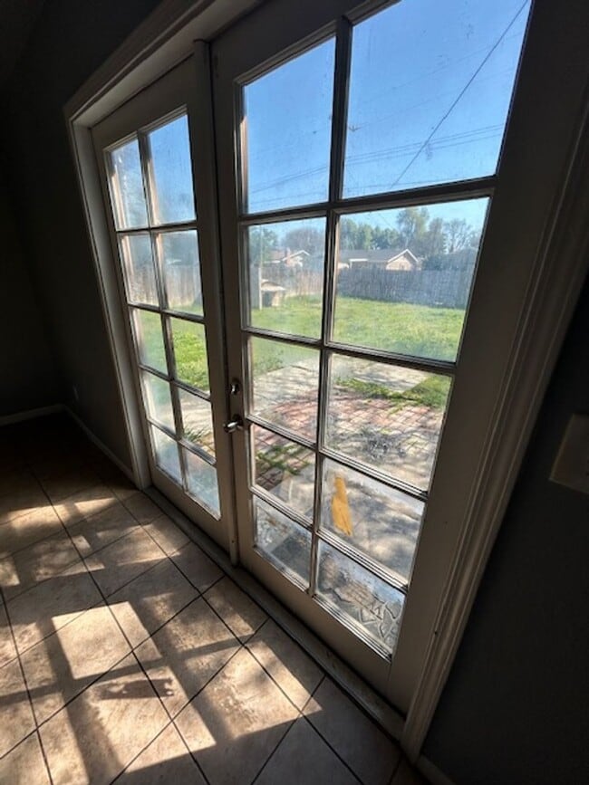 Building Photo - 419 W Walnut Ave