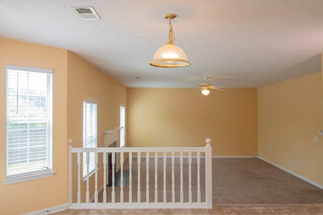 Building Photo - Impressive 3 Bed, 2.5 Bath Home