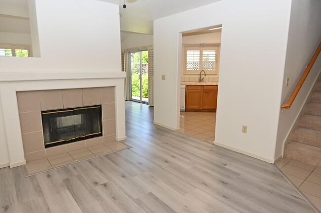 Foto del edificio - 2 story home, gated community, near Shops ...