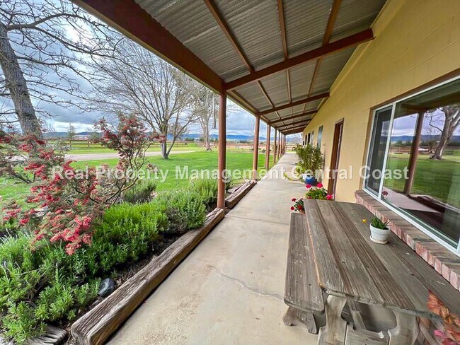 Building Photo - AVAILABLE NOW - Furnished Guest Home Locat...