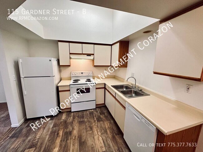 Building Photo - Upstairs 1 Bedroom, 1 Bathroom Close to Do...