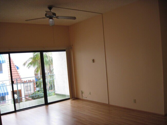 Foto del edificio - 8324 Regents Rd