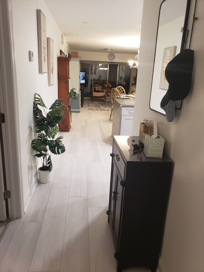Entrance hall - 1041 Orange Ter