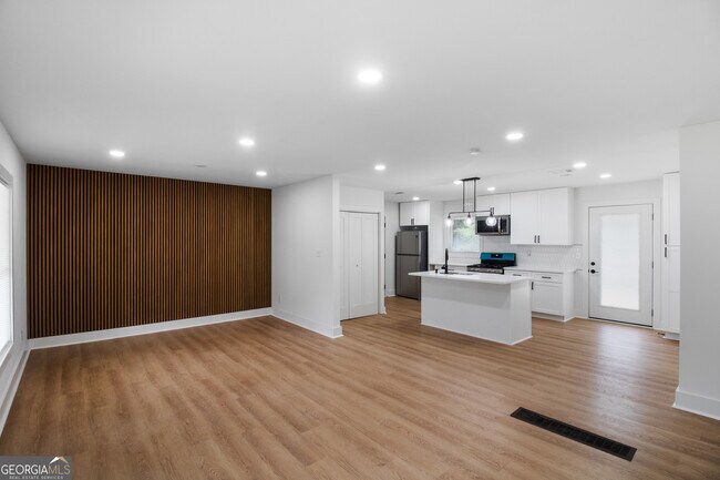Foto del edificio - 2148 Green Forrest Dr