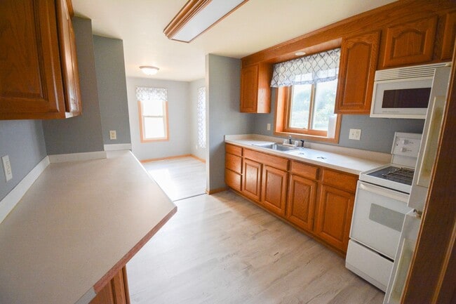 Building Photo - 1 Bed, 1 Bath Home for Rent – Near Mayo Cl...