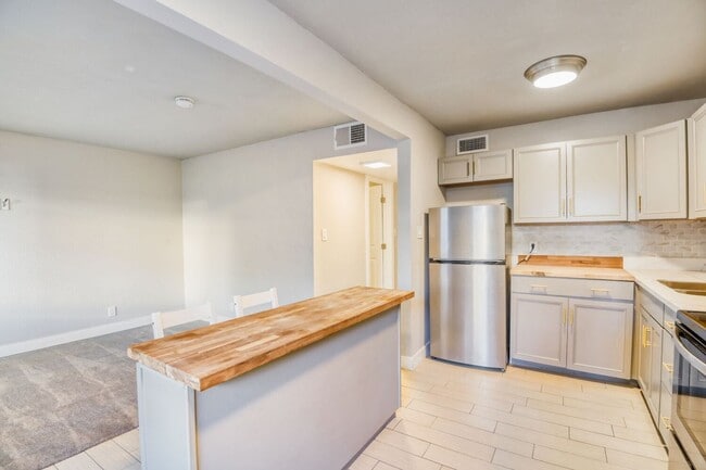 Building Photo - Upgraded 1 Bedroom Condo Near Freeway with Community Pool