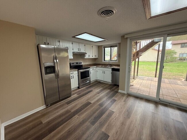 Foto del edificio - 2BR Urbana Apartment with New Appliances & Back Porch