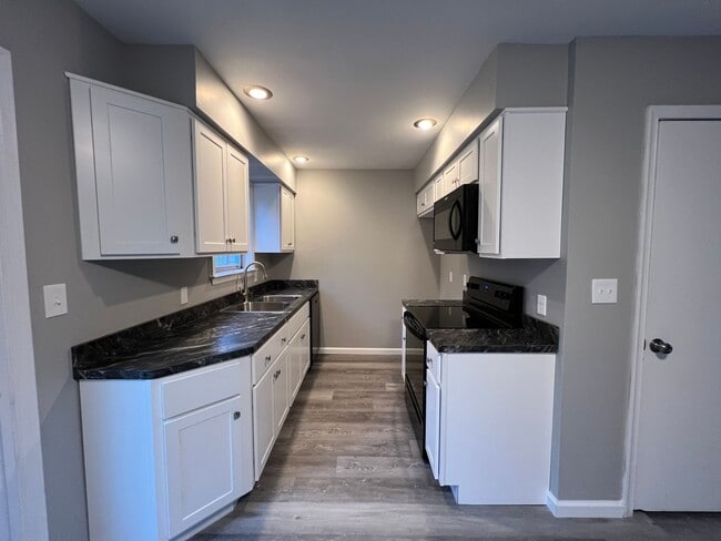 Building Photo - Completely Remodeled Townhouse