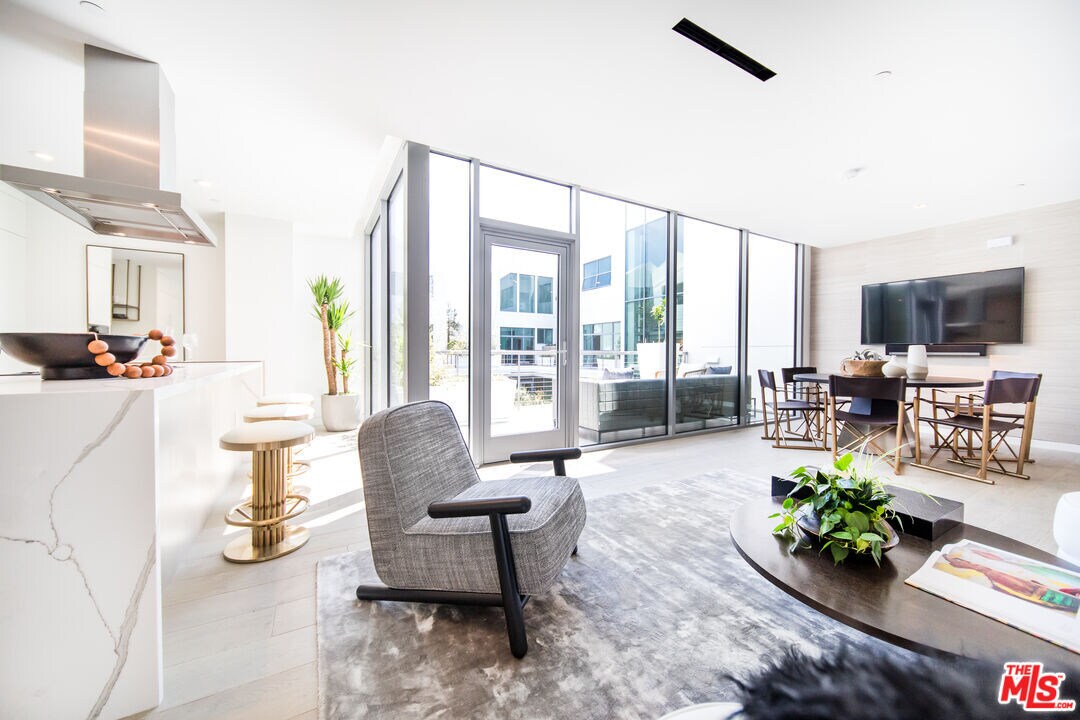 Foto principal - 8600 Wilshire Blvd