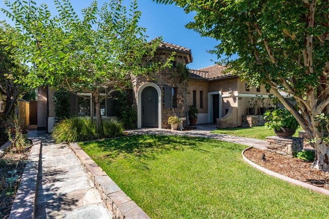 Foto del edificio - Sophisticated Mediterranean Villa in Newpo...