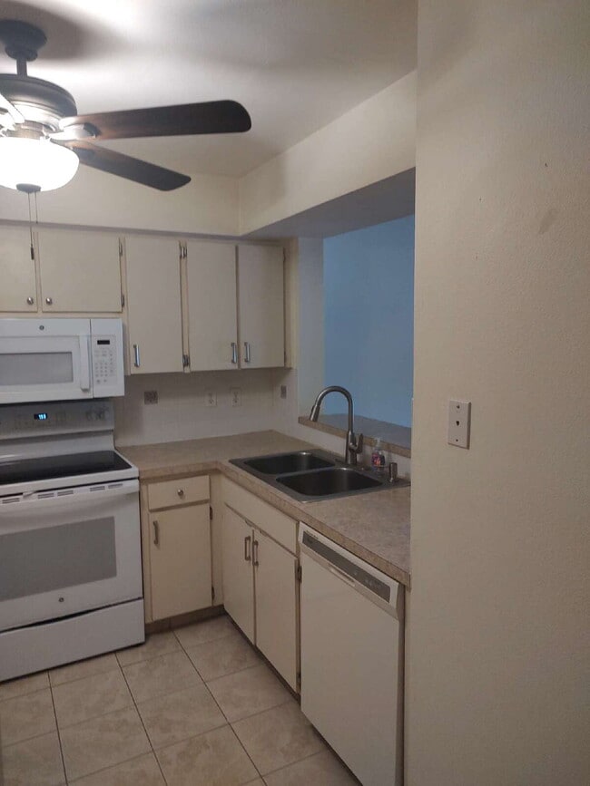 Building Photo - "$200 move in special!! 2-Bed, 2-Bath Cond...