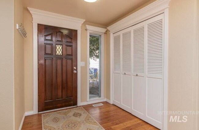 Building Photo - Gorgeous Updated Home in the Heart of Eagl...