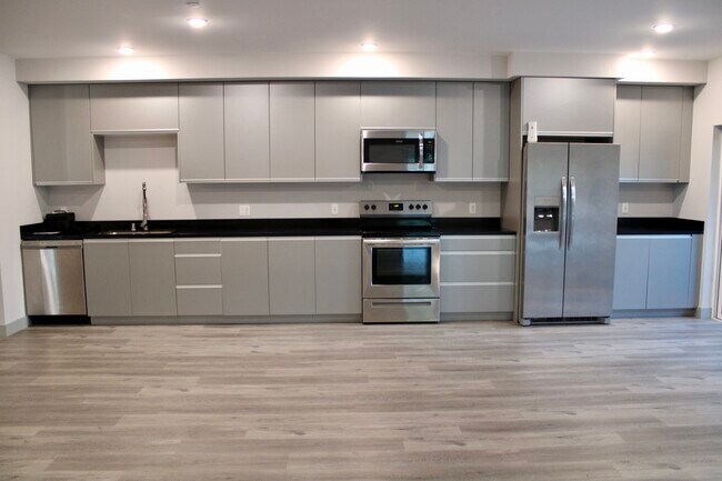 Foto del edificio - 7040 Woodman Ave