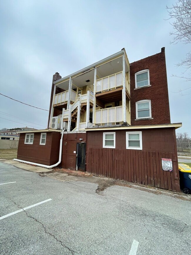 Building Photo - Stunning Apartment in Kansas City