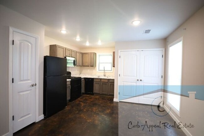 Building Photo - Beautiful 4 bed 2 bath home - HUD accepted!!