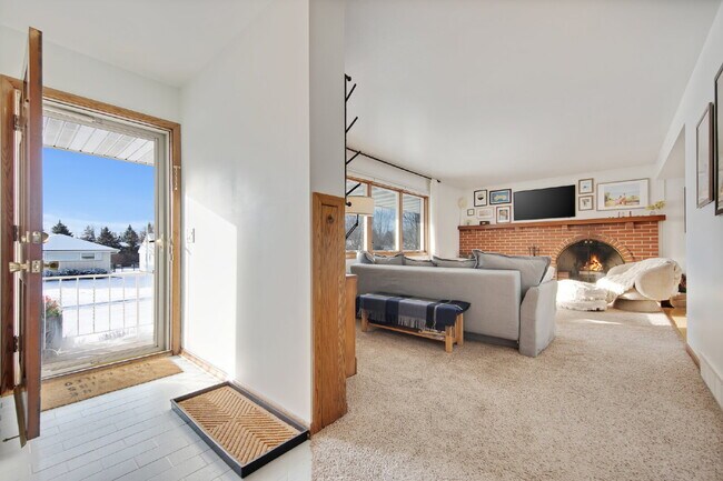 Building Photo - Gorgeous 3 Bedroom In Saint Anthony Village - Dogs Welcome!