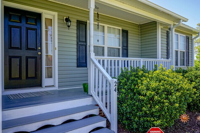 Building Photo - Ranch Home | Back Deck | Fenced In Backyar...
