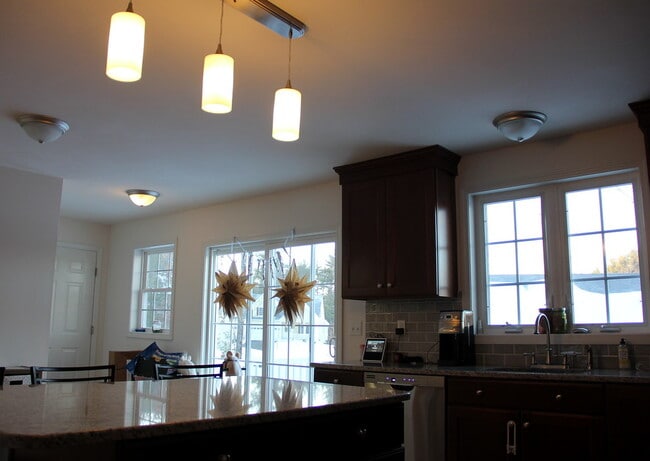 Kitchen - 121 Robin Hill Rd