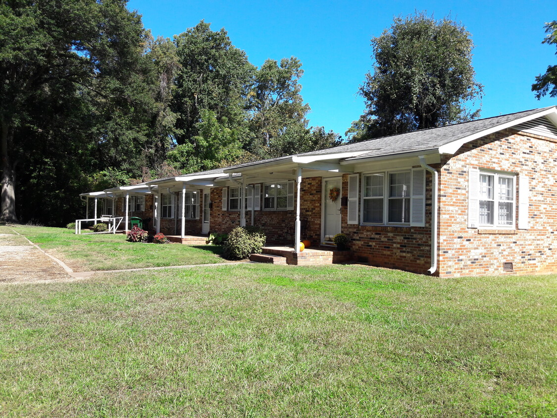 Outside of Property - 914 S Main St