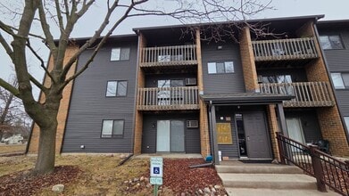 Building Photo - 627 S Virginia Rd