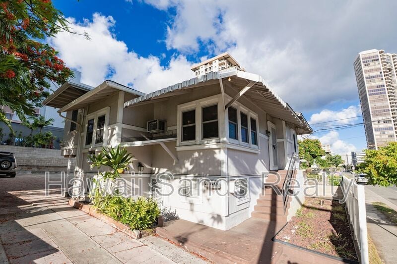 Primary Photo - 908 Kinau St