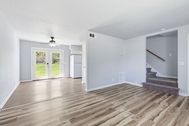 Foto del edificio - Prime Bellevue Location! 3-Bed Townhouse with 1.5 Baths