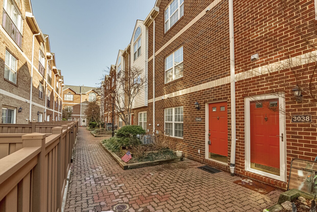 3040 S Glebe Rd, Arlington, VA 22206 Townhome Rentals in Arlington VA