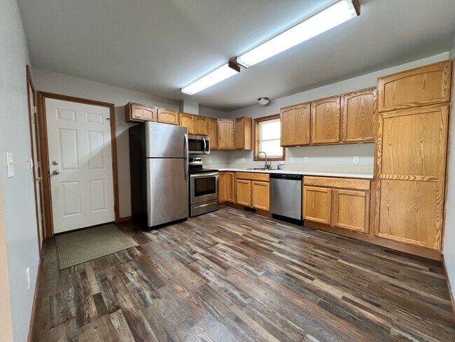 Foto del edificio - Spacious 3BR Duplex with Finished Basement & 2-Car Garage in Otsego