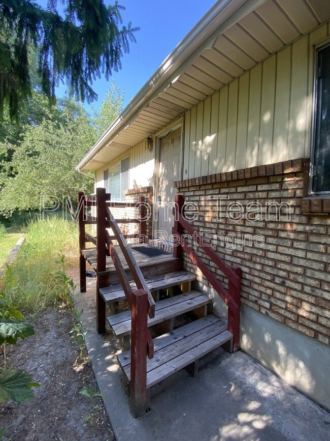 Building Photo - 241 E 200 N