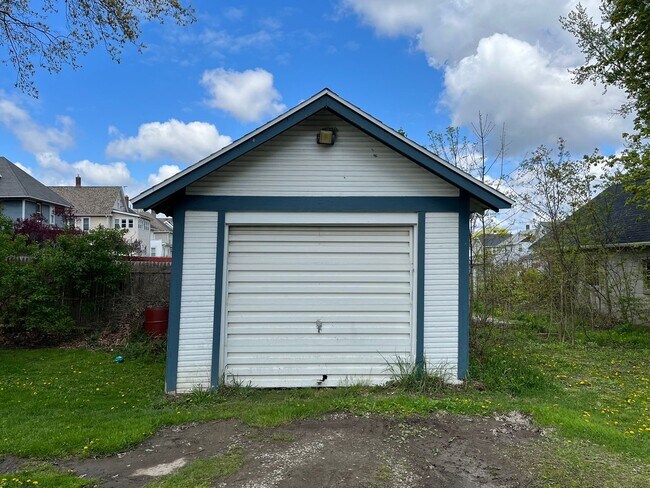 Building Photo - Three Bedroom Near Brookside Park