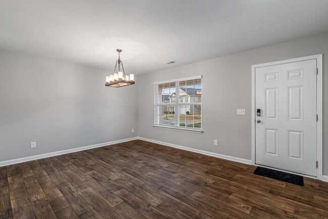 Foto del edificio - Newer Home in Reedy Fork, So Many Upgrades, SS Appliance, Loft, Garage, Fenced!